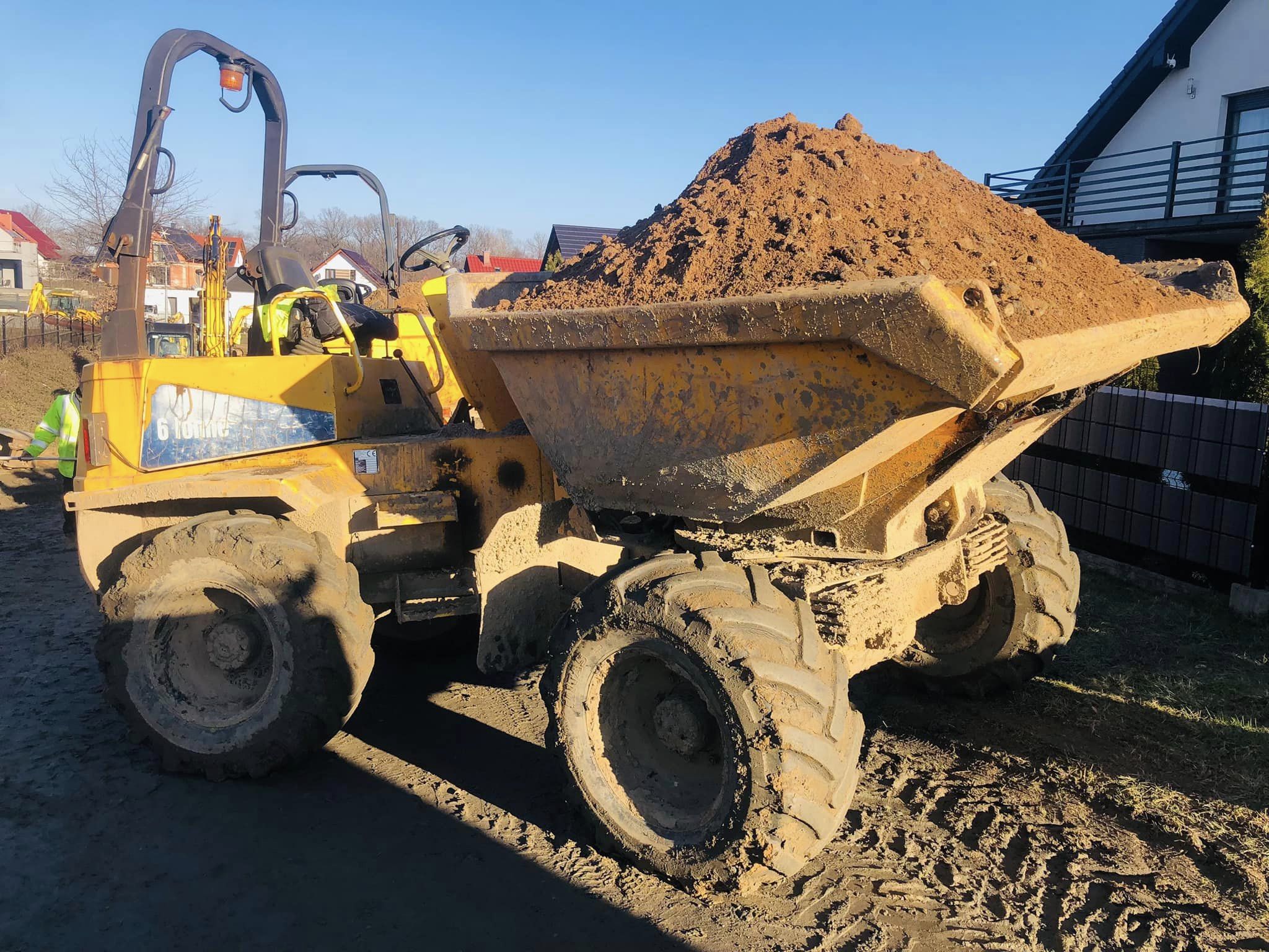 Wozidło transportujące ziemię na budowie