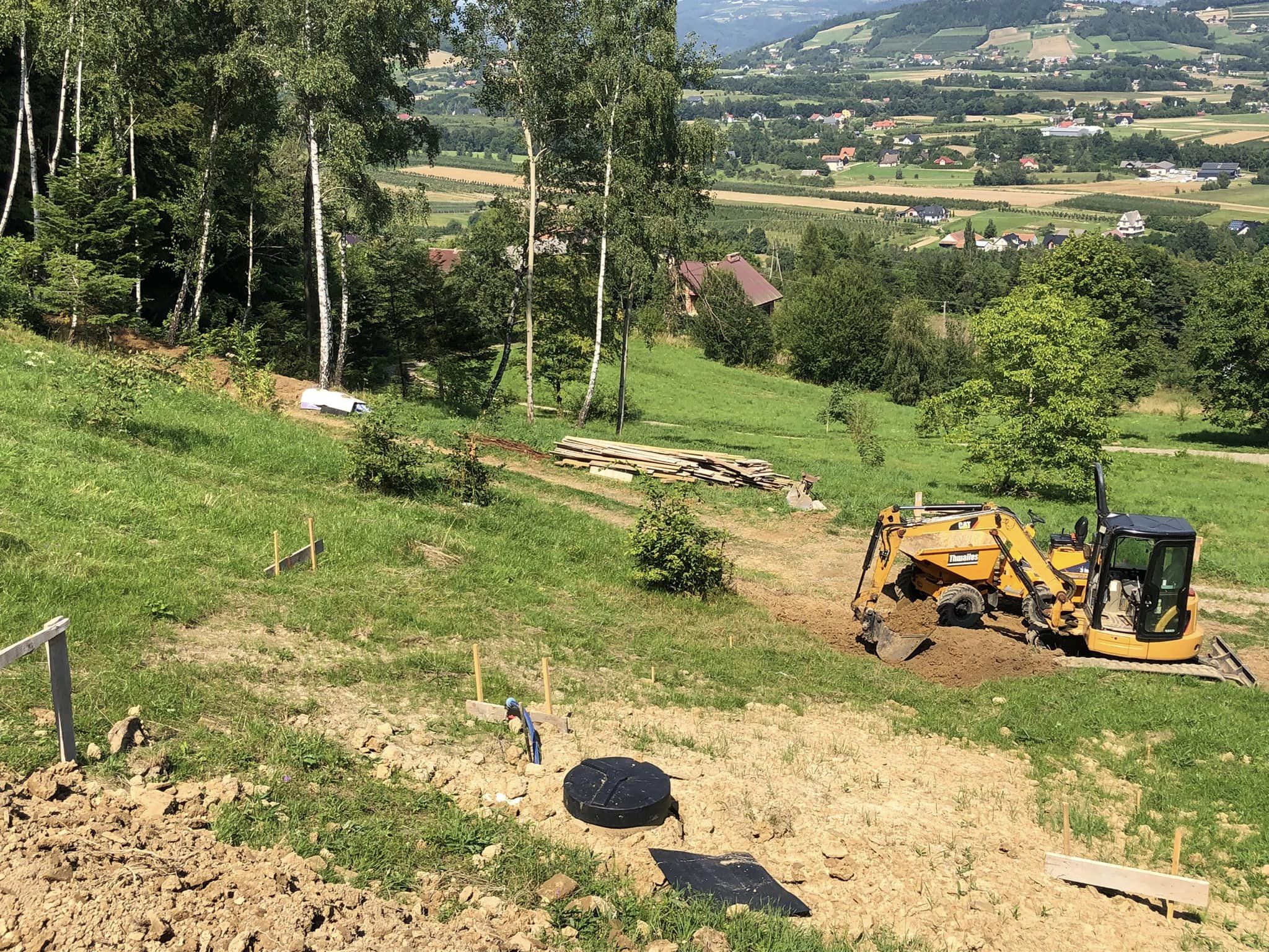 Maszyny wyrównujące działkę budowlaną